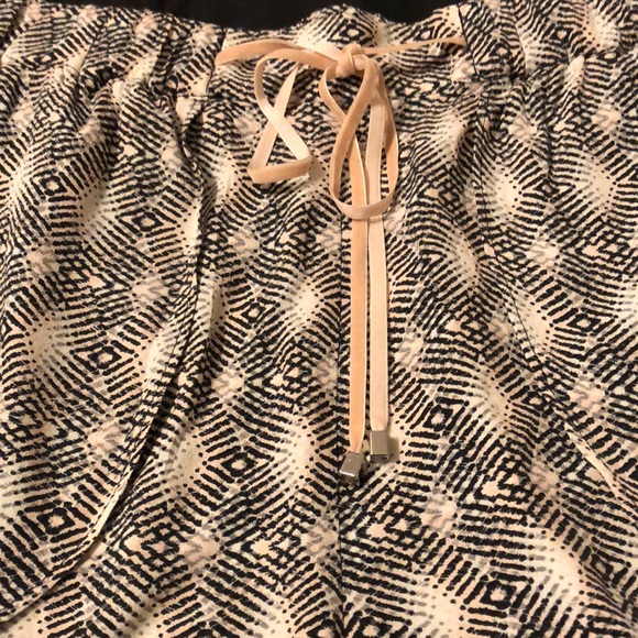 Flowy patterned drawstring shorts - Picture 3 of 6